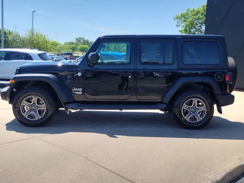 Used 2018 Jeep Wrangler Unlimited Sport w/ Dual Top Group AWD/4WD image 8