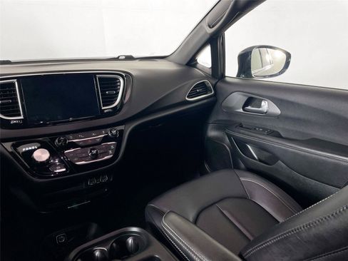 Used 2025 Chrysler Pacifica Select FWD image 23
