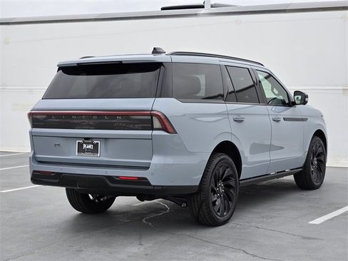 New 2025 Lincoln Navigator Reserve w/ Jet Appearance Package image 5