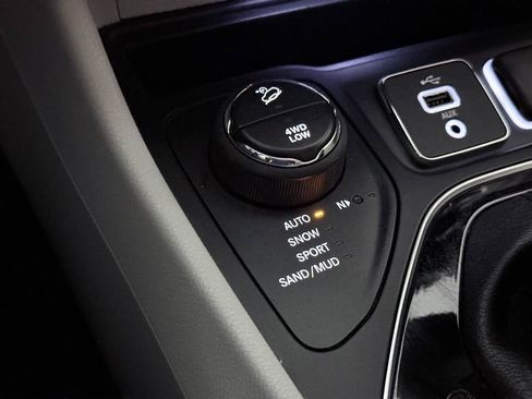 Used 2019 Jeep Cherokee Limited w/ Luxury Group AWD/4WD image 39