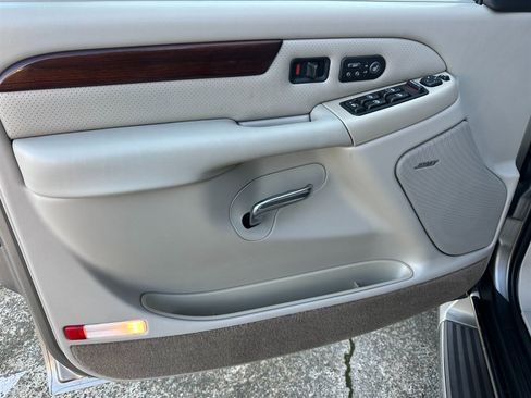 Used 2002 Cadillac Escalade EXT image 22
