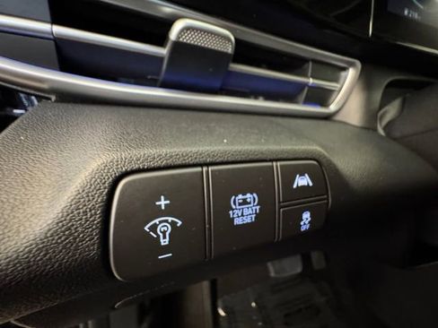 Used 2023 Hyundai Elantra Limited FWD image 6