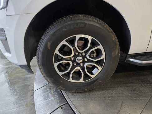 Used 2023 Ford Expedition Max XLT image 2