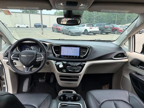 Used 2024 Chrysler Pacifica Touring-L FWD image 8