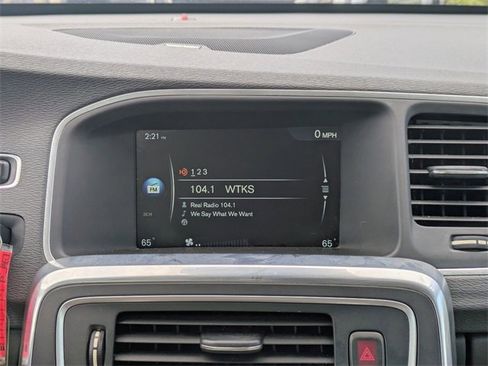 Used 2017 Volvo S60 T5 Inscription Platinum image 17