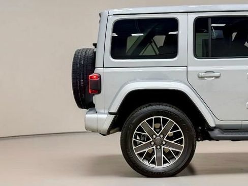Used 2023 Jeep Wrangler Unlimited Sahara AWD/4WD image 15