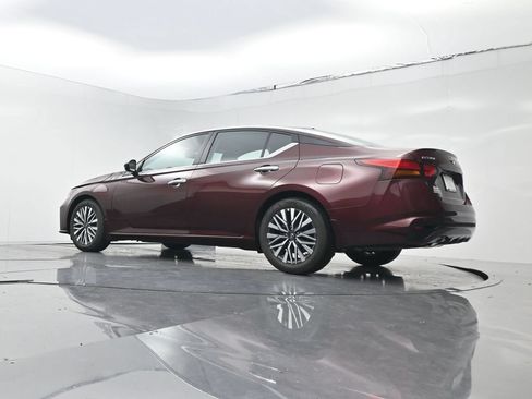 Used 2024 Nissan Altima 2.5 SV FWD image 21