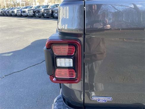 Used 2024 Jeep Gladiator Rubicon w/ Technology Group image 33