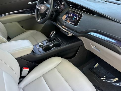Used 2023 Cadillac XT4 Luxury w/ Cold Weather Package AWD/4WD image 34