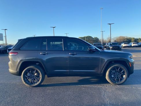 New 2025 Jeep Grand Cherokee Limited image 8