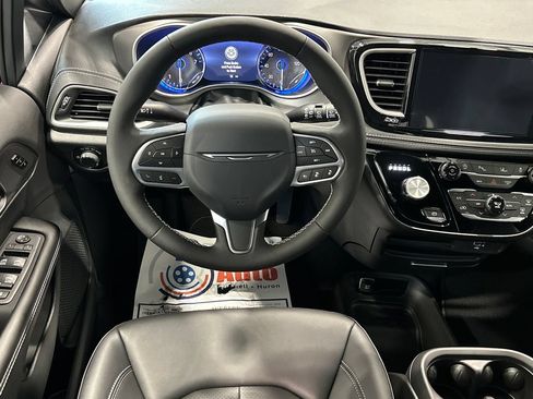 New 2027 Chrysler Pacifica Select AWD/4WD image 27