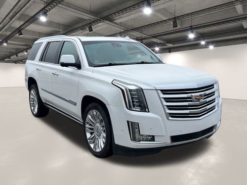 Used 2019 Cadillac Escalade Platinum image 2