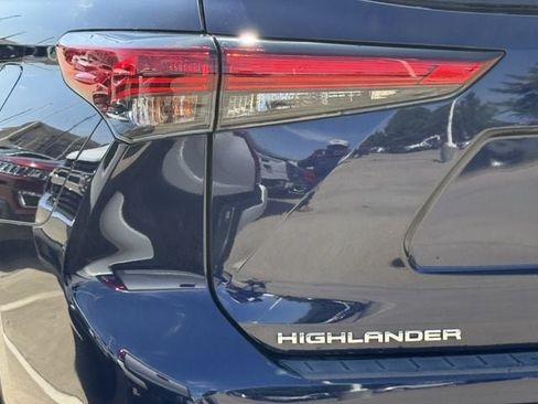 Used 2023 Toyota Highlander XLE FWD image 6