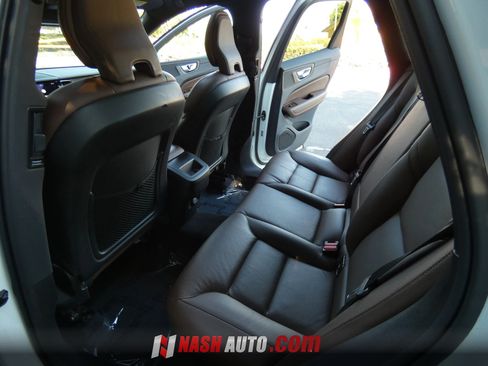Used 2022 Volvo XC60 B5 Momentum AWD/4WD image 44