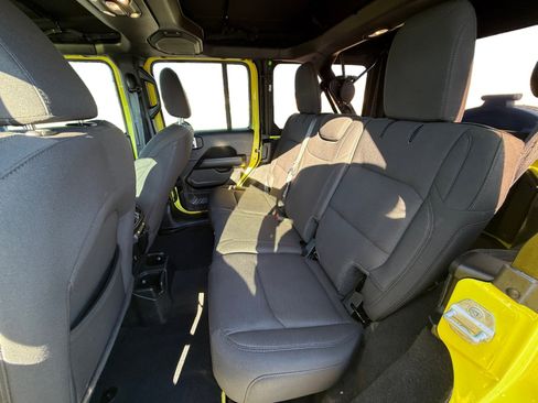 Used 2022 Jeep Wrangler Unlimited Sahara image 16