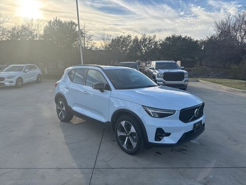 Certified 2025 Volvo XC40 B5 Plus image 3