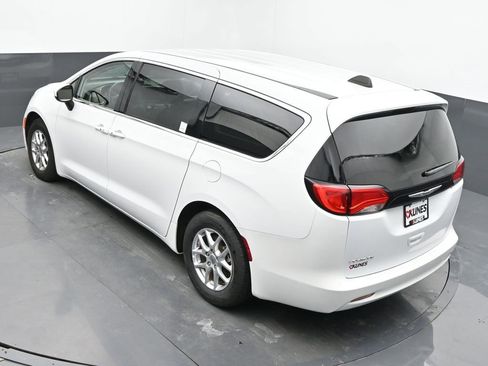 Used 2023 Chrysler Voyager LX image 18