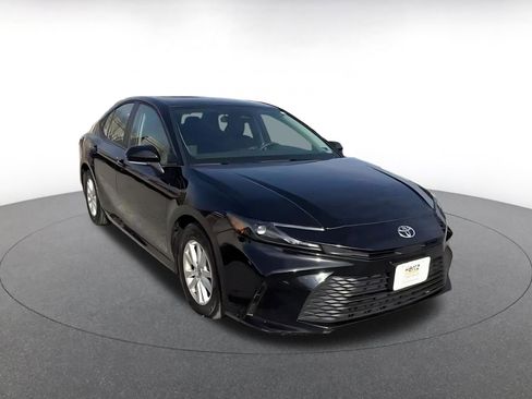 Used 2025 Toyota Camry LE image 3
