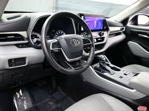 Used 2025 Toyota Highlander XLE image 13