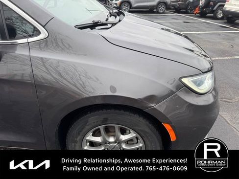 Used 2021 Chrysler Pacifica Touring w/ Cold Weather Group image 3