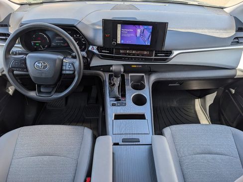 Used 2025 Toyota Sienna LE FWD image 4