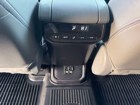 Used 2021 Toyota Highlander XLE image 18