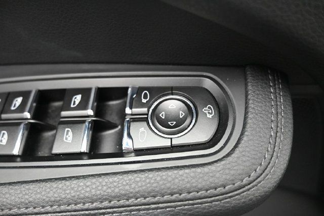 Used 2025 Porsche Macan AWD/4WD image 15