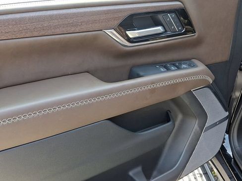 Used 2025 GMC Yukon Denali Ultimate AWD/4WD image 12