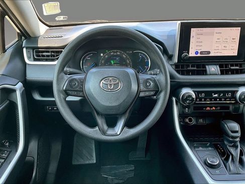 Used 2025 Toyota RAV4 XLE AWD/4WD image 2