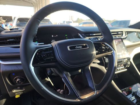 Used 2022 Jeep Grand Cherokee Overland w/ Luxury Tech Group IV AWD/4WD image 8