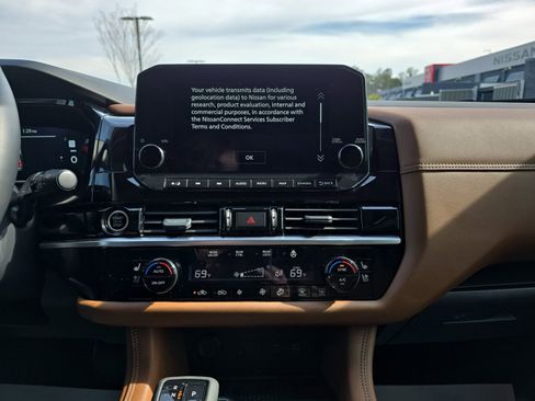 Used 2024 Nissan Pathfinder Platinum w/ Black Appearance Package image 22