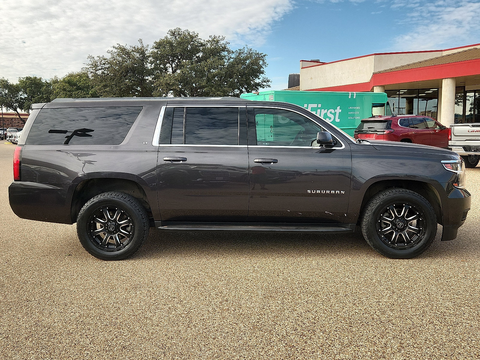 Used 2018 Chevrolet Suburban LT RWD image 5