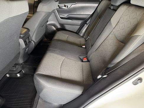 Used 2021 Toyota RAV4 XLE AWD/4WD image 21