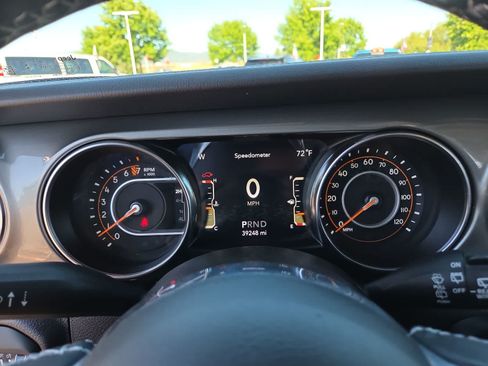 Used 2022 Jeep Wrangler Unlimited Sahara w/ LED Lighting Group AWD/4WD image 26