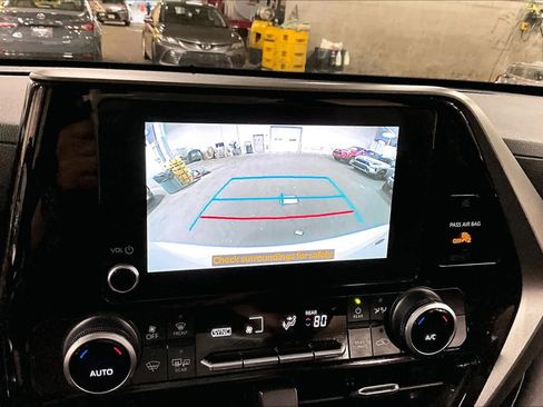 Used 2023 Toyota Highlander LE FWD image 27
