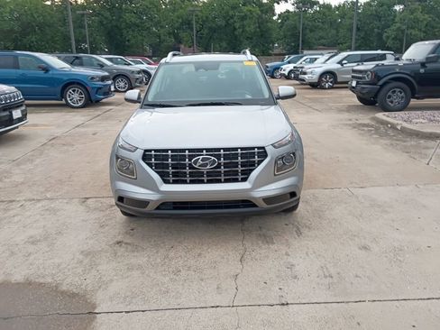 Used 2025 Hyundai Venue SEL FWD image 5