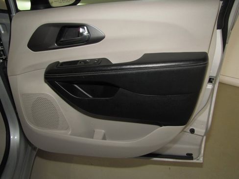 Used 2023 Chrysler Pacifica Touring-L image 17