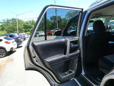 Used 2016 Toyota 4Runner SR5 AWD/4WD image 28