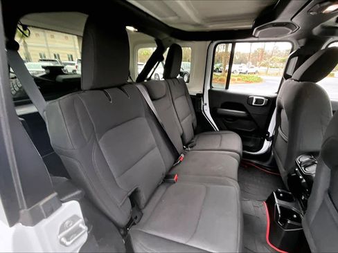 Used 2018 Jeep Wrangler Unlimited Sahara w/ Cold Weather Group image 19