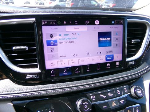 Used 2022 Chrysler Pacifica Limited FWD image 22