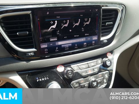 Used 2024 Chrysler Pacifica Touring-L FWD image 8