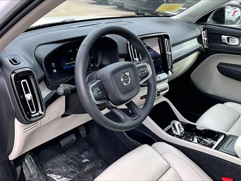 Used 2023 Volvo XC40 B5 Plus w/ Climate Package image 17