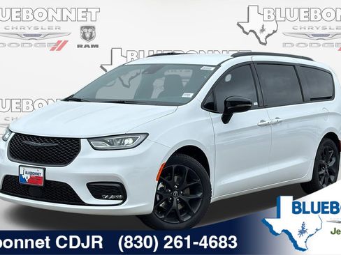 New 2026 Chrysler Pacifica Select image 1