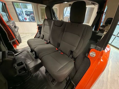 Used 2018 Jeep Wrangler Unlimited Sahara w/ Cold Weather Group AWD/4WD image 6