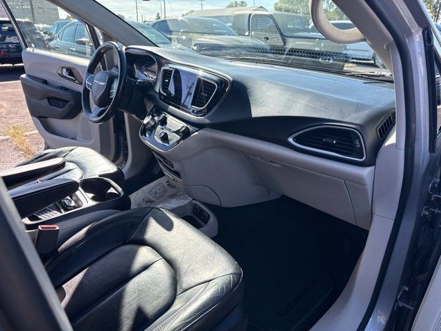 Used 2017 Chrysler Pacifica Touring-L FWD image 27