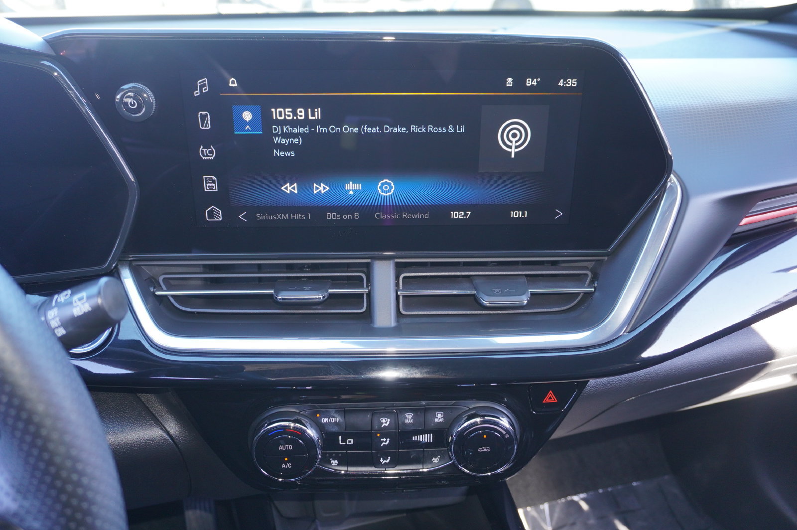 Used 2024 Chevrolet Trax RS w/ Sunroof Package FWD image 18