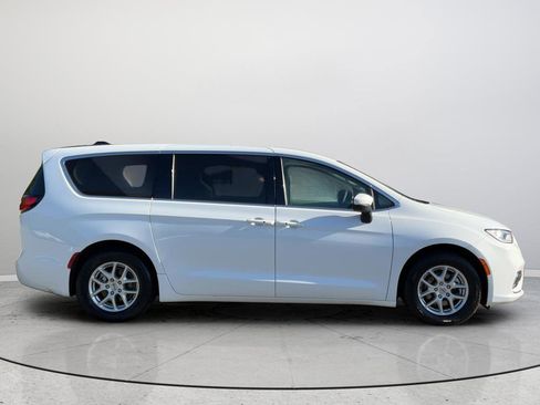 Used 2023 Chrysler Pacifica Touring-L image 6
