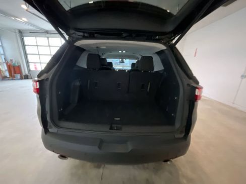 Used 2021 Chevrolet Traverse LT image 24