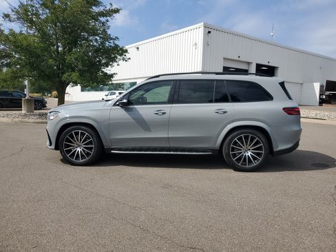 Used 2024 Mercedes-Benz GLS 580 4MATIC image 2