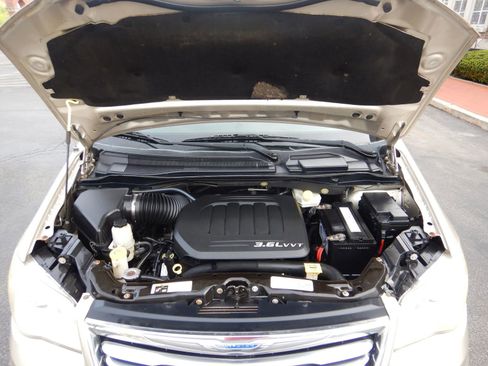 Used 2014 Chrysler Town & Country Touring FWD image 31